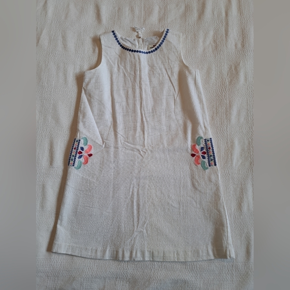 Vineyard Vines girls size 6 white shift, embroidery at the pockets lined NWOT